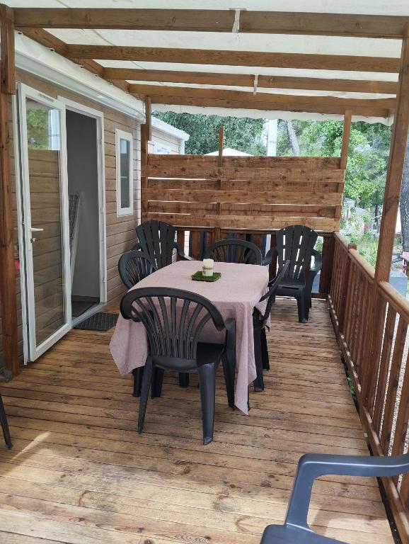 un patio avec une table et des chaises sur une terrasse dans l'établissement domaine de la sainte baume, à Nans-les-Pins