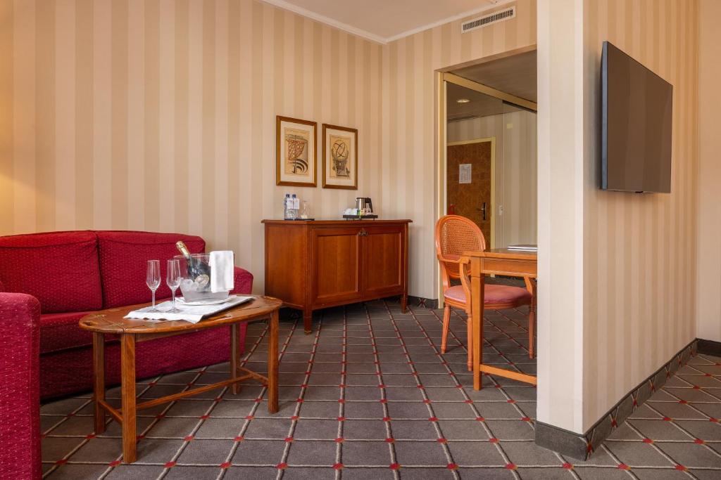 Uma televisão e/ou sistema de entretenimento em Hotel De La Paix