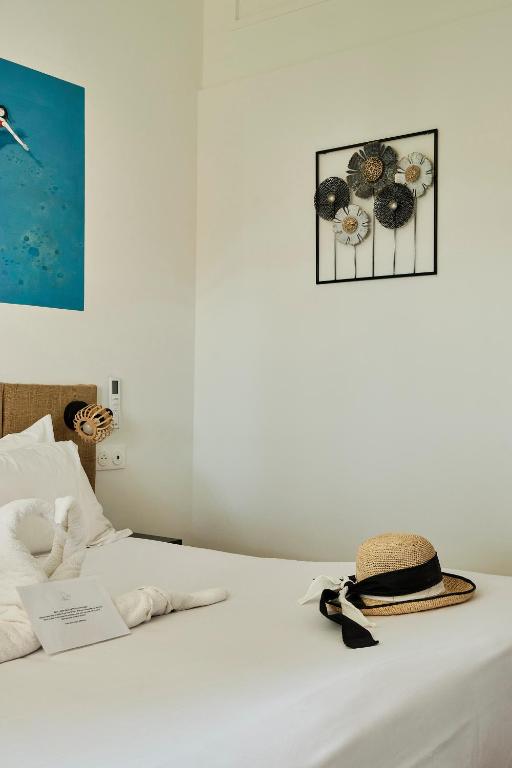 Postel nebo postele na pokoji v ubytování Artemia Aigues-Mortes - Hotel avec piscine