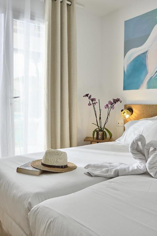 Postel nebo postele na pokoji v ubytování Artemia Aigues-Mortes - Hotel avec piscine