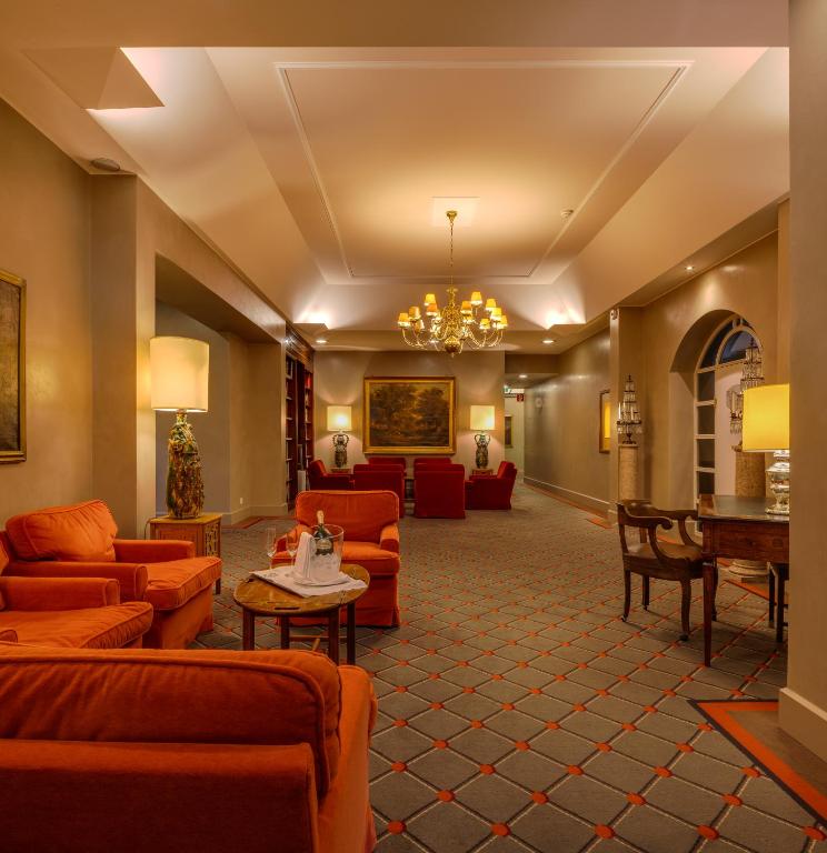 Uma área de estar em Hotel De La Paix