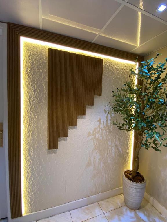 eine Wand mit einer Treppe und einer Topfpflanze in der Unterkunft Garden Residence in Dubai