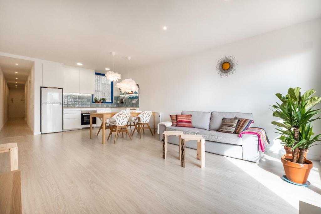 a living room with a couch and a table at Apartamento artístico Vilanova in Vilanova i la Geltrú