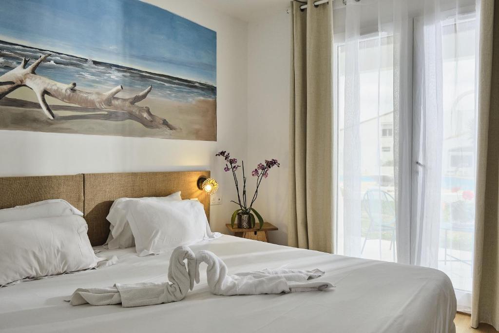 Postel nebo postele na pokoji v ubytování Artemia Aigues-Mortes - Hotel avec piscine