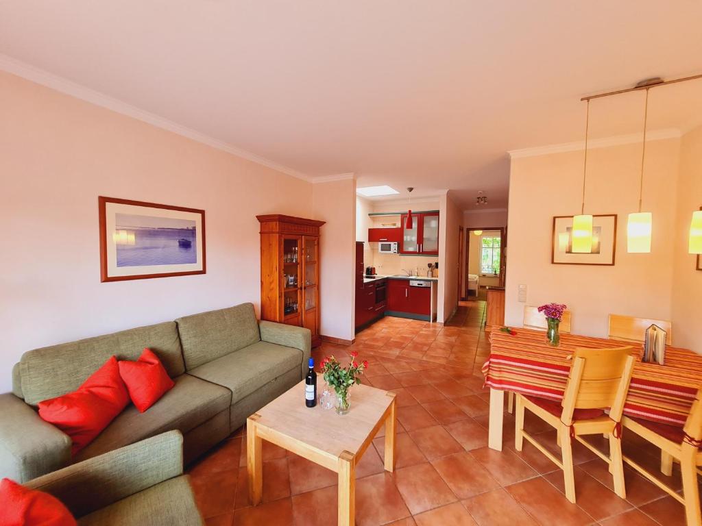 una sala de estar con un sofá y una mesa en Ferienwohnung Umberto, en Rerik