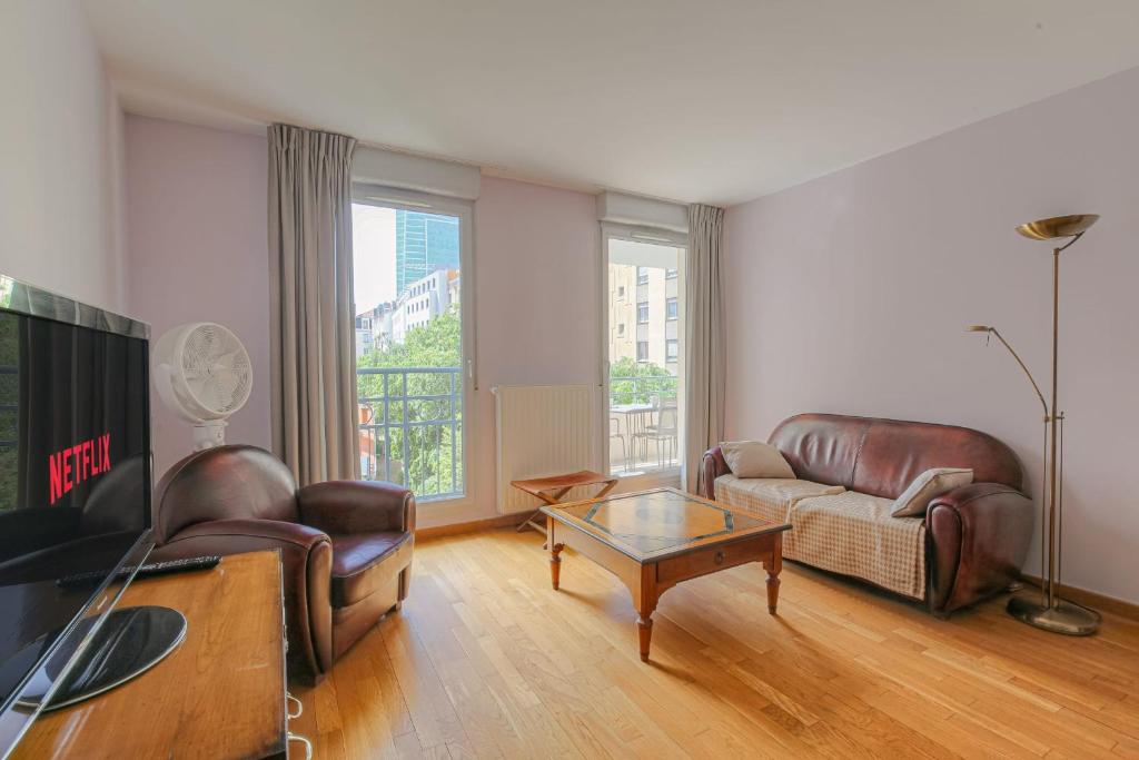 un salon avec un canapé et une table dans l'établissement Charmant et Spacieux Part-Dieu Brotteaux, à Lyon