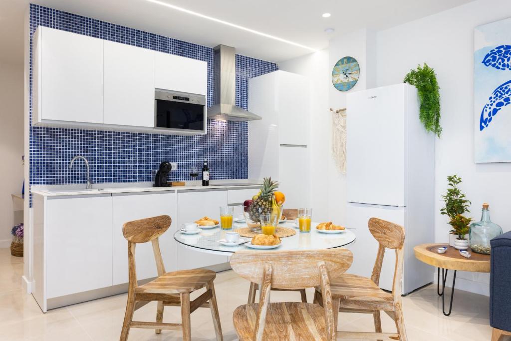 a kitchen and dining room with a table and chairs at La Tortuga Azul B in Puerto de la Cruz