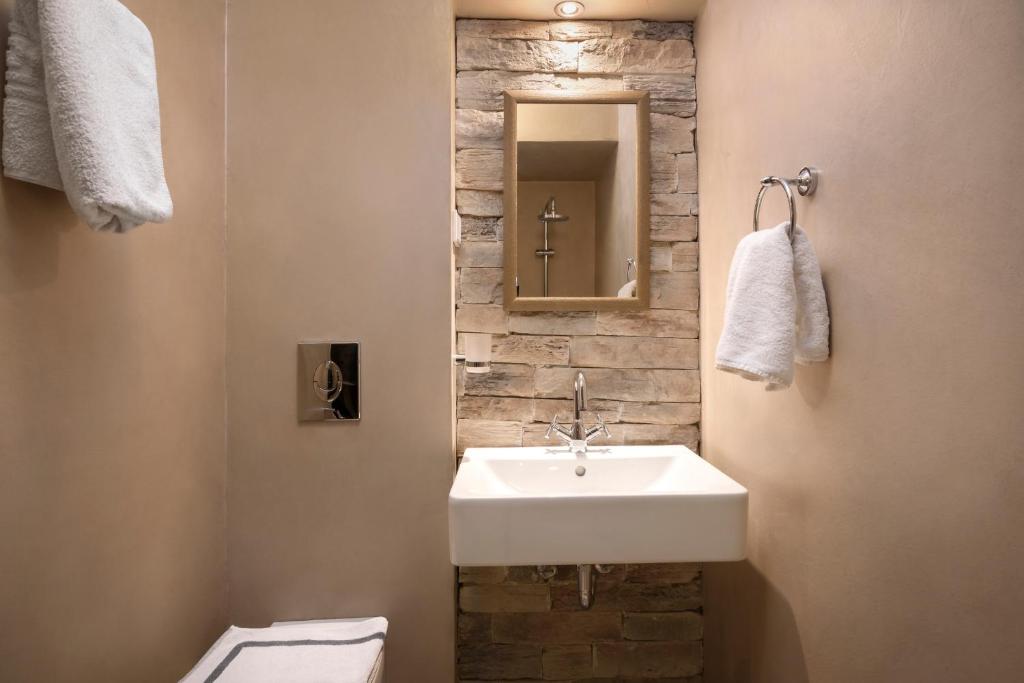 Koupelna v ubytování Morfeas Hotel