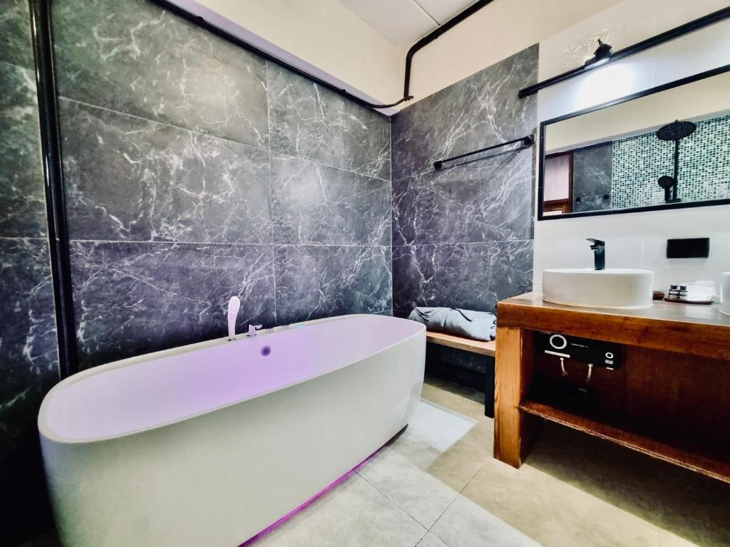 Chiang Ron - Resim 3