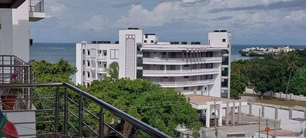 En balkon eller terrasse på BAOBAB SEAVIEW LUXURY HOMESTAY NYALI MSa