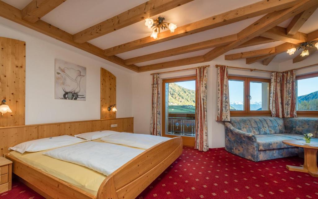 Postel nebo postele na pokoji v ubytování Hotel Kaserhof