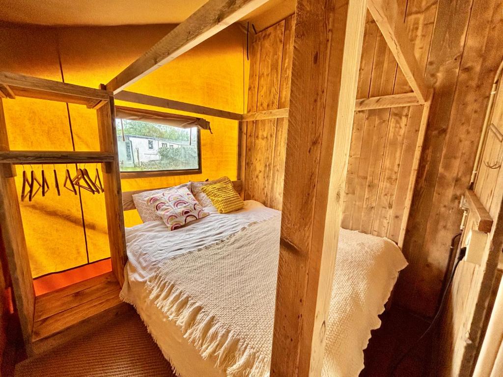 Postel nebo postele na pokoji v ubytování Glampingtent Grou