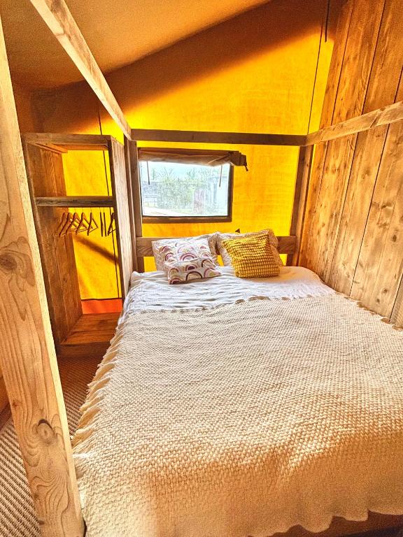Postel nebo postele na pokoji v ubytování Glampingtent Grou