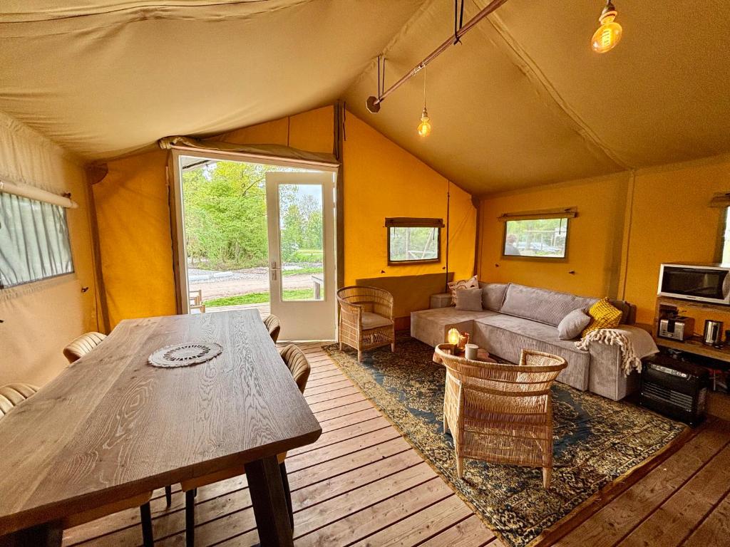 TV a/nebo společenská místnost v ubytování Glampingtent Grou