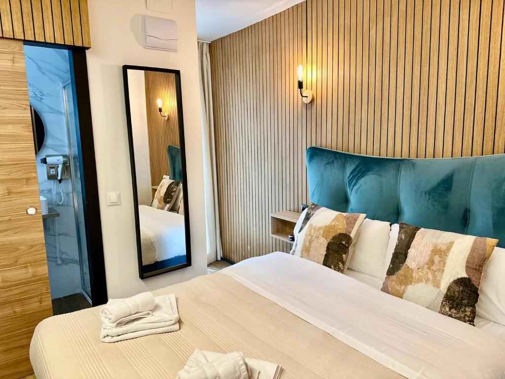 een slaapkamer met een groot bed met een blauw hoofdeinde bij Boutique Palacio in Alicante