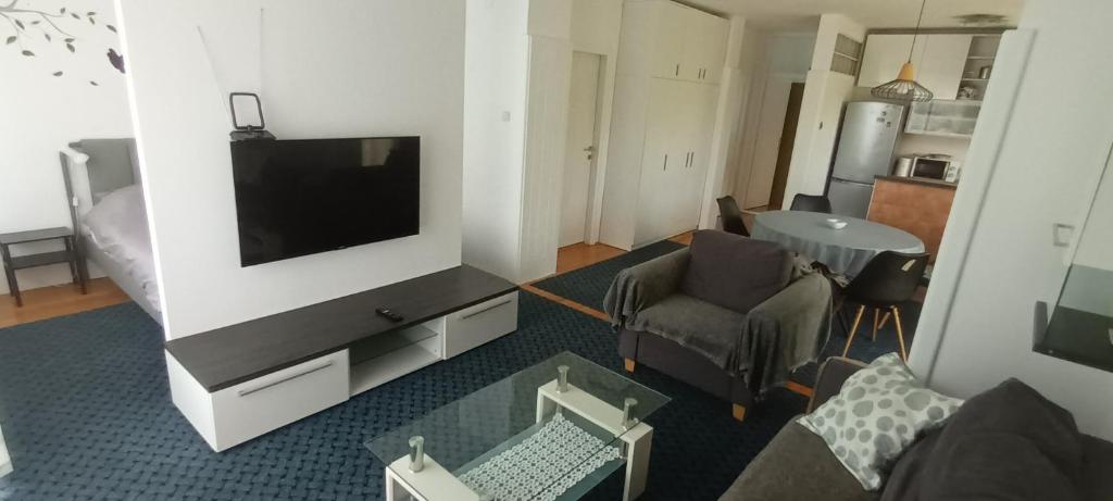 Televízia a/alebo spoločenská miestnosť v ubytovaní Entrance 2 Stay