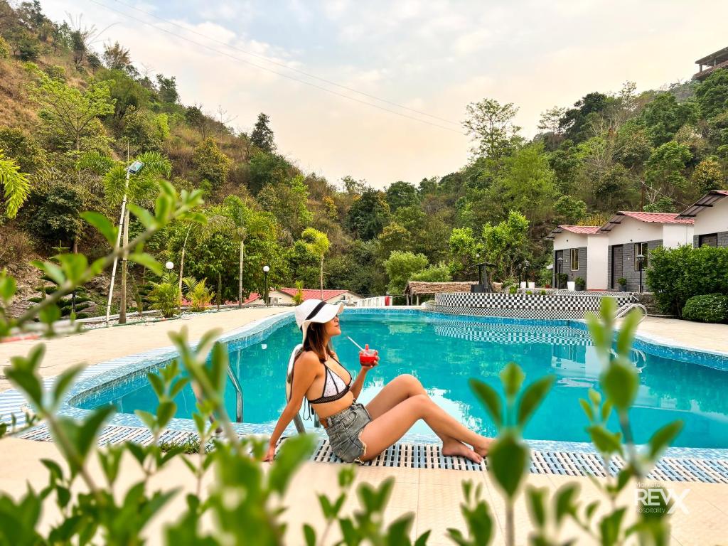 Bazén v ubytování Anandvan Jungle Resort by Dev Group of Hotels nebo v jeho okolí