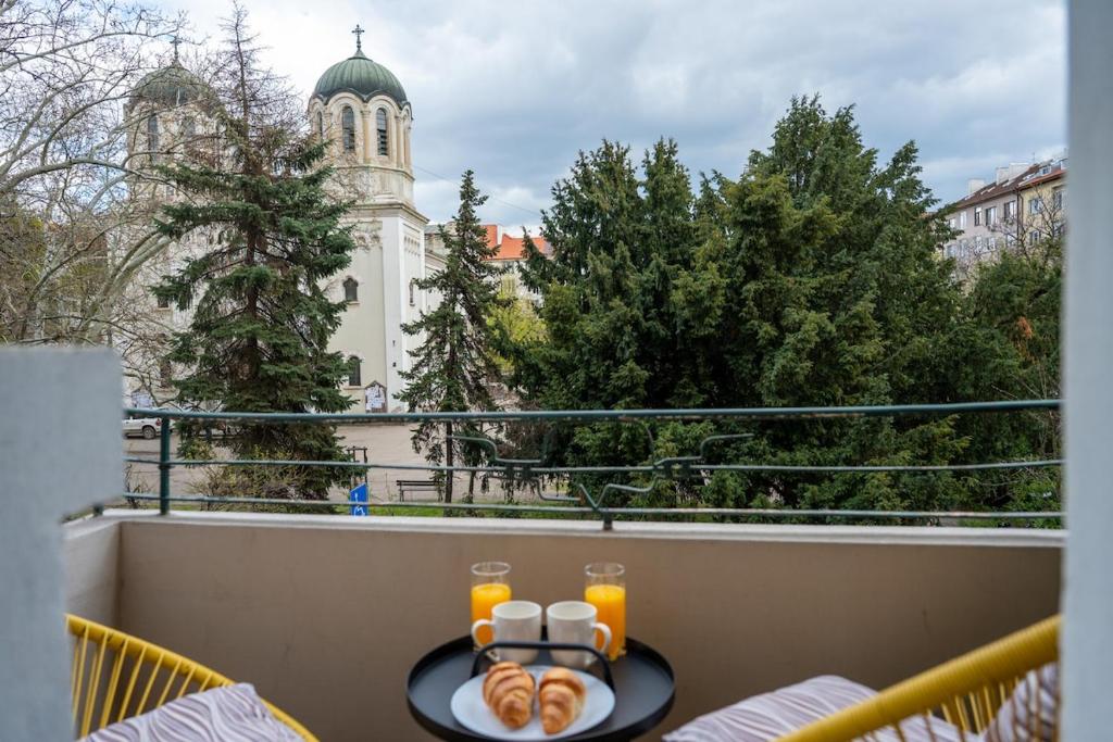 Luminous 2BDR with Balcony & View in the center