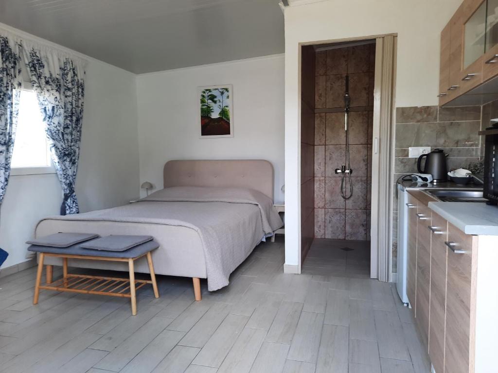 a small bedroom with a bed and a kitchen at The Getaway in Sálakos