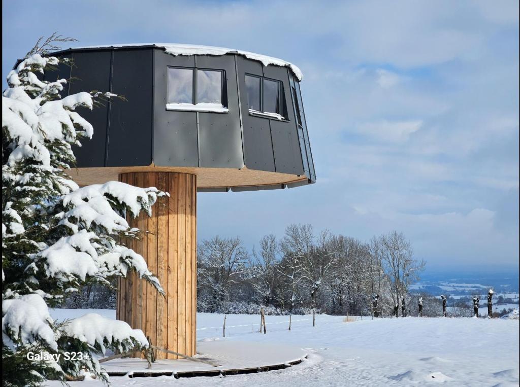 a building on a wooden post in the snow at LOGIS LAS CROZAS Le Mousseron orientable in Vernines