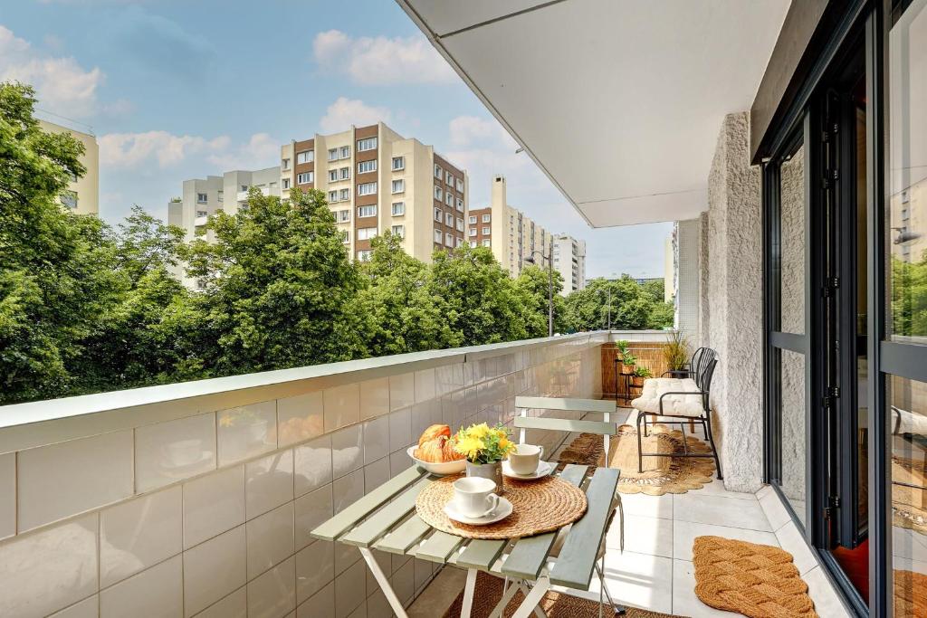 - un balcon avec une table et un bol de fruits dans l'établissement L'ideal Luxe et Terrasse pres de Republique, à Paris