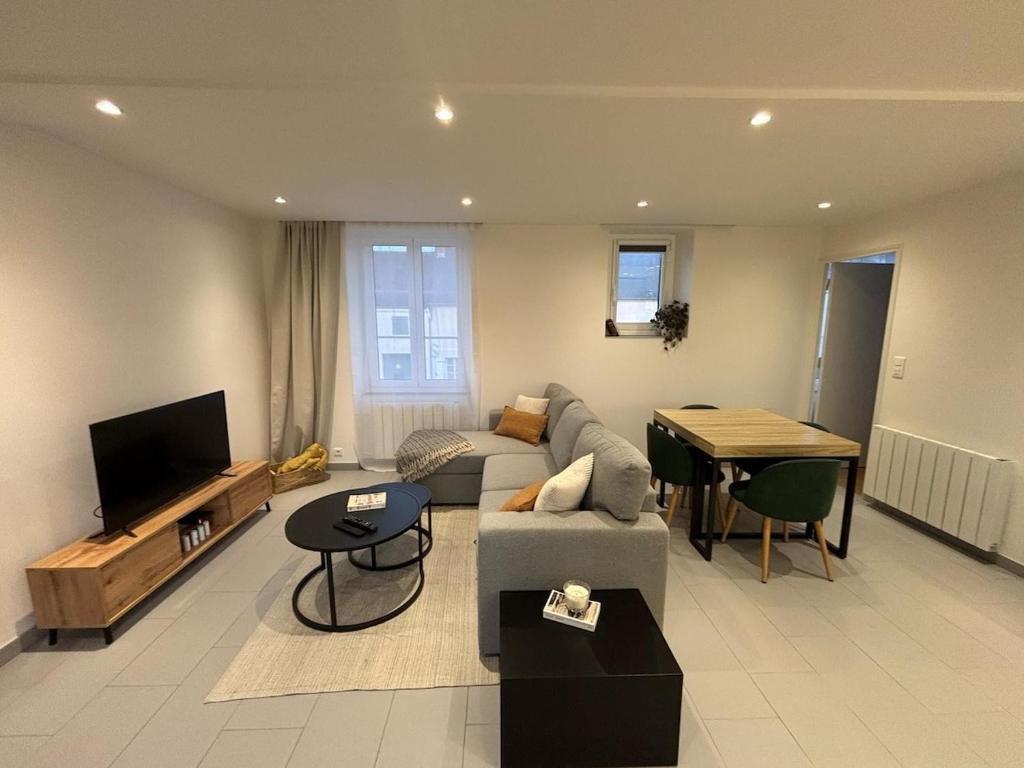 Televisyen dan/atau pusat hiburan di Appartement neuf CDG, Asterix, Chantilly, Mer de Sable