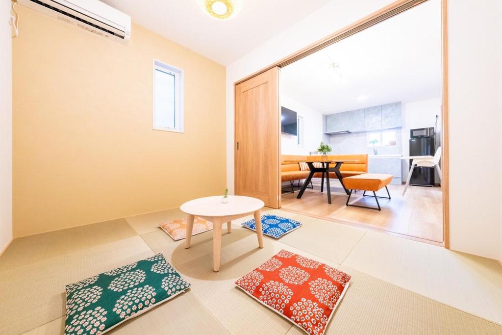 チャコール 難波中心部 プライベート新築戸建て 4寝室8ベッド バス3台 トイレ3台 広い屋上テラス