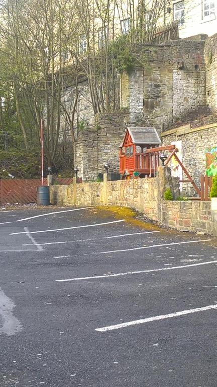 un estacionamiento con un pequeño tren rojo dentro en Shears Inn, en Halifax