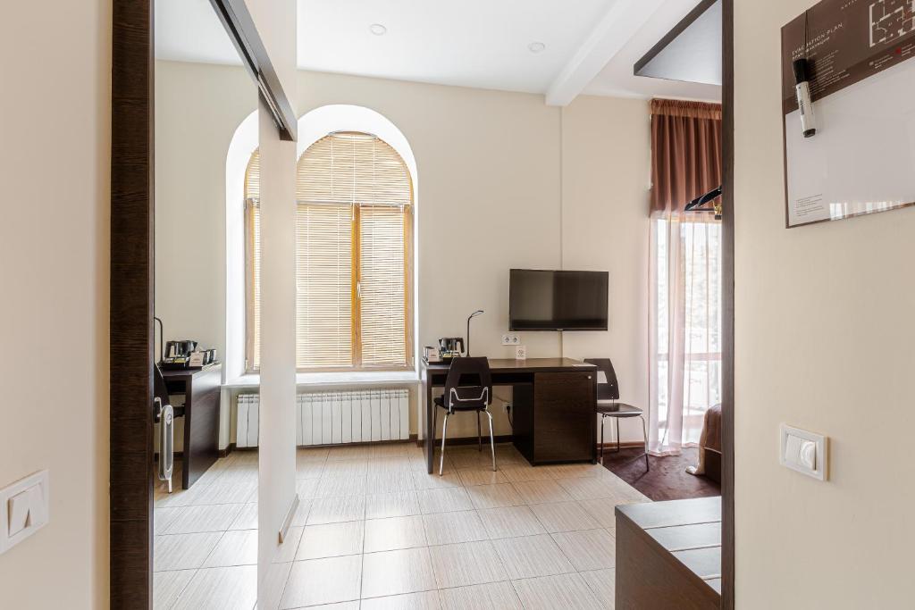 TV a/nebo společenská místnost v ubytování Incognito Boutique Hotel
