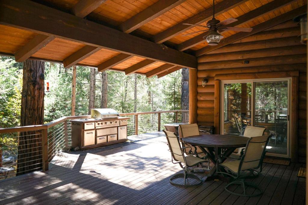Stunning Log Cabin Retreat for Forest Glamping Escapes in Idyllwild ...