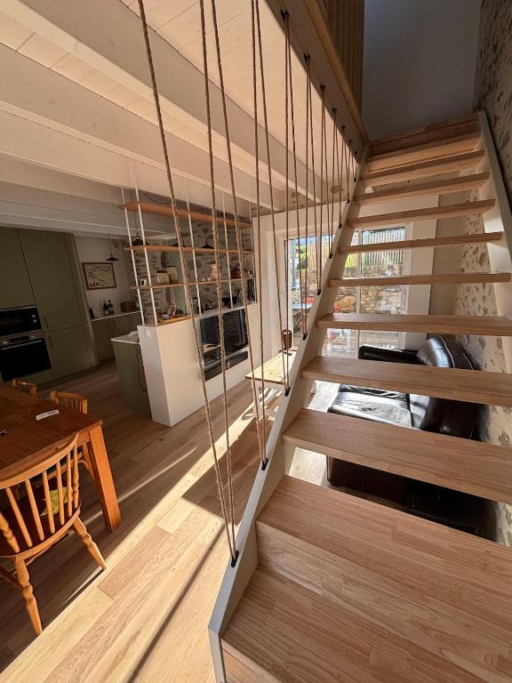 - un escalier dans une maison avec une salle à manger et une table dans l'établissement Maison lumineuse moderne entièrement renovée, à Saint-Renan