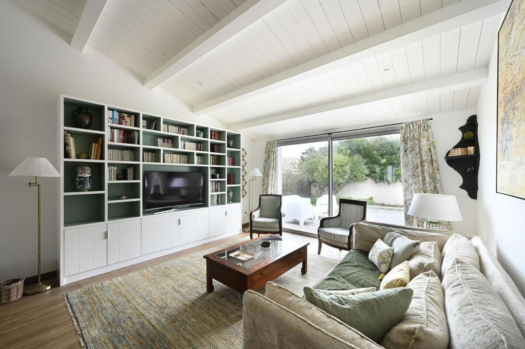 un salon avec un canapé et une télévision dans l'établissement 803 Les Tamaris Conviviality, à Saint-Clément-des-Baleines