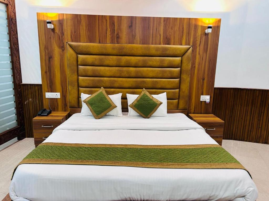 Postel nebo postele na pokoji v ubytování The Bhatta Fall Monal Resort