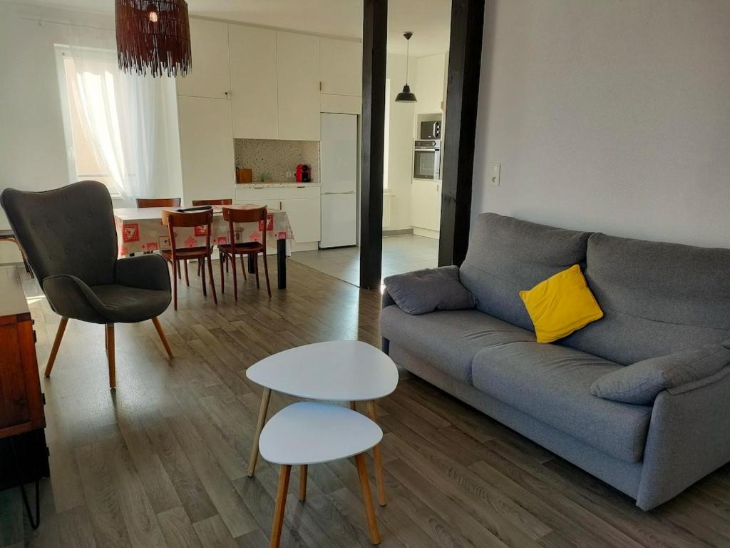 un salon avec un canapé et une table dans l'établissement Large apartment parking, à Epfig