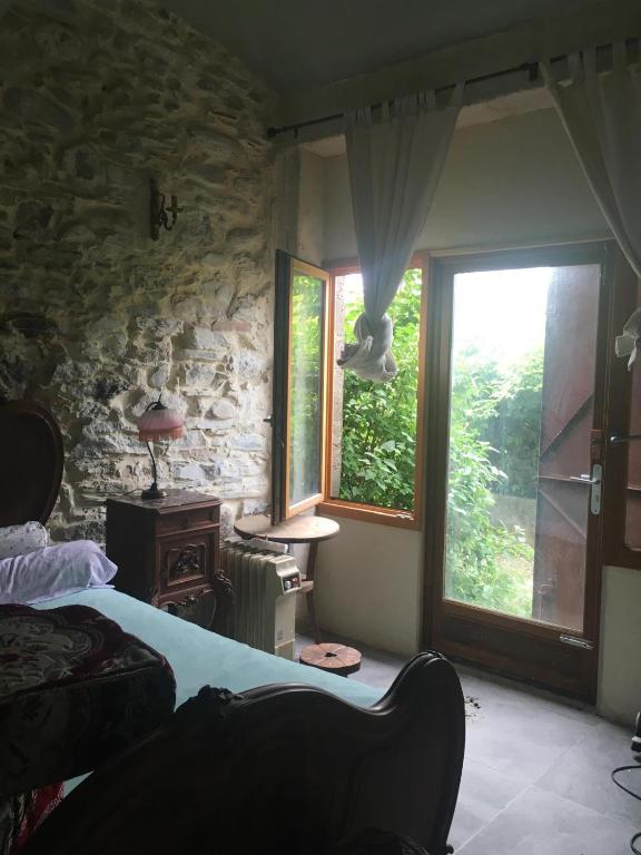 - une chambre avec un mur en pierre et une fenêtre dans l'établissement beautiful arched stone apartment 1 bd, à Mons