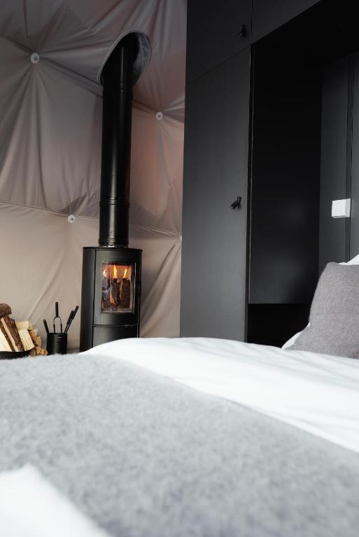 Postel nebo postele na pokoji v ubytování Golden Circle Domes - Glamping Experience