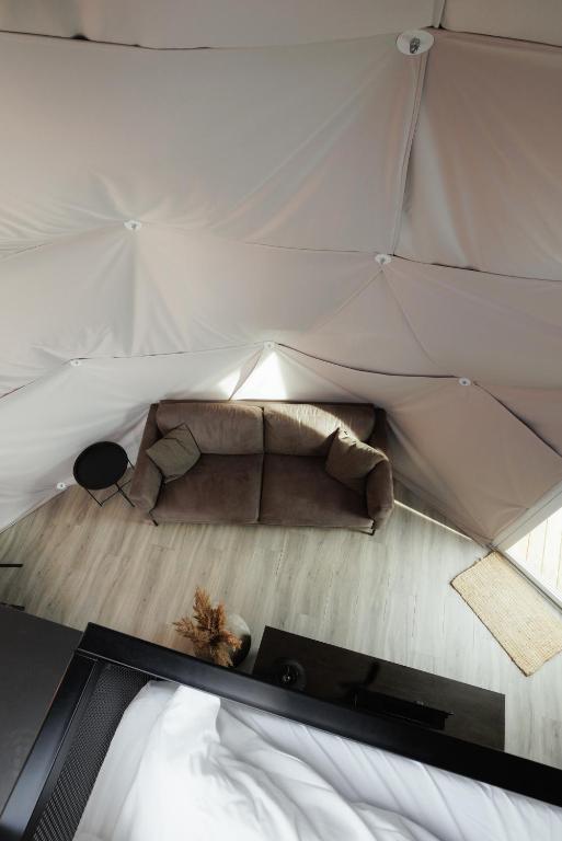 Postel nebo postele na pokoji v ubytování Golden Circle Domes - Glamping Experience