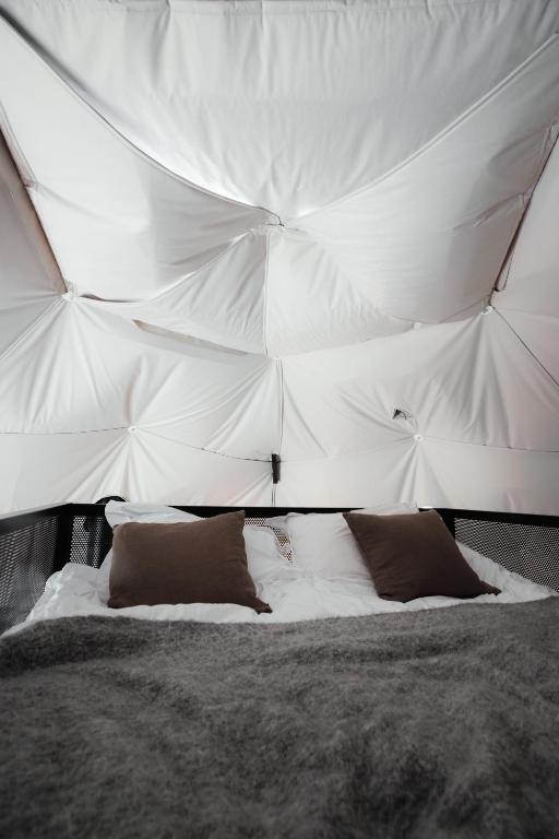 Postel nebo postele na pokoji v ubytování Golden Circle Domes - Glamping Experience