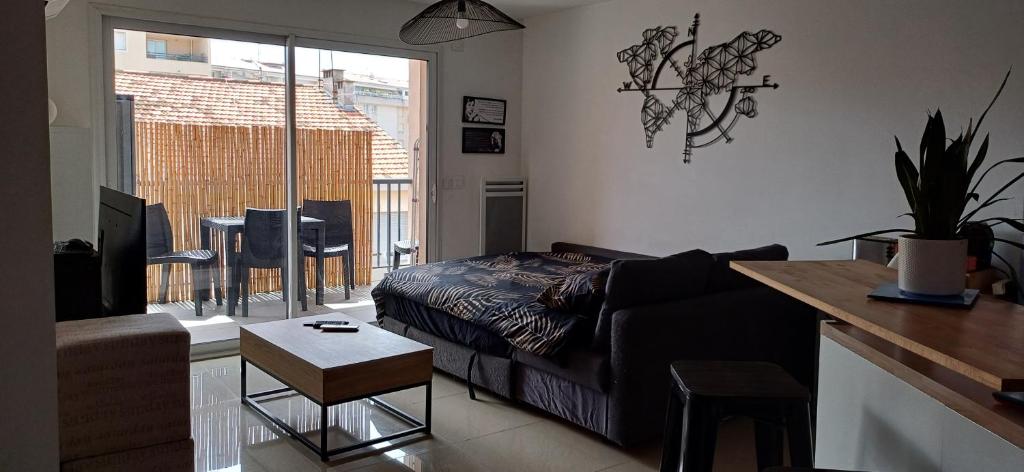 un salon avec un canapé et une table dans l'établissement Appartement T2 CANNES LA BOCCA, à Cannes