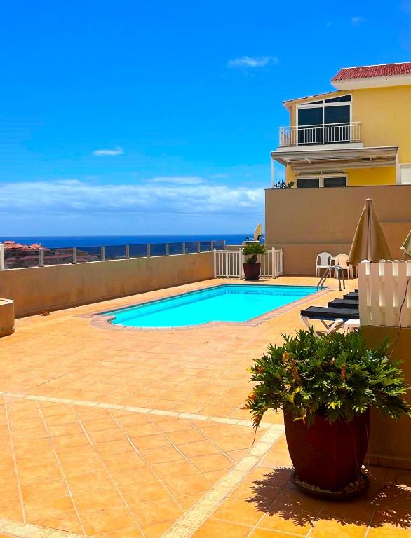 a swimming pool on the roof of a house at Comfortable 2 bed in Arguineguín in Arguineguín