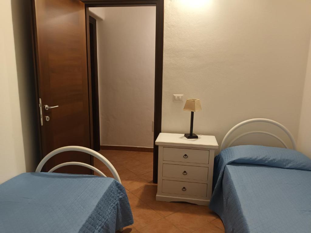 Postel nebo postele na pokoji v ubytování Angolo relax a due passi dal mare