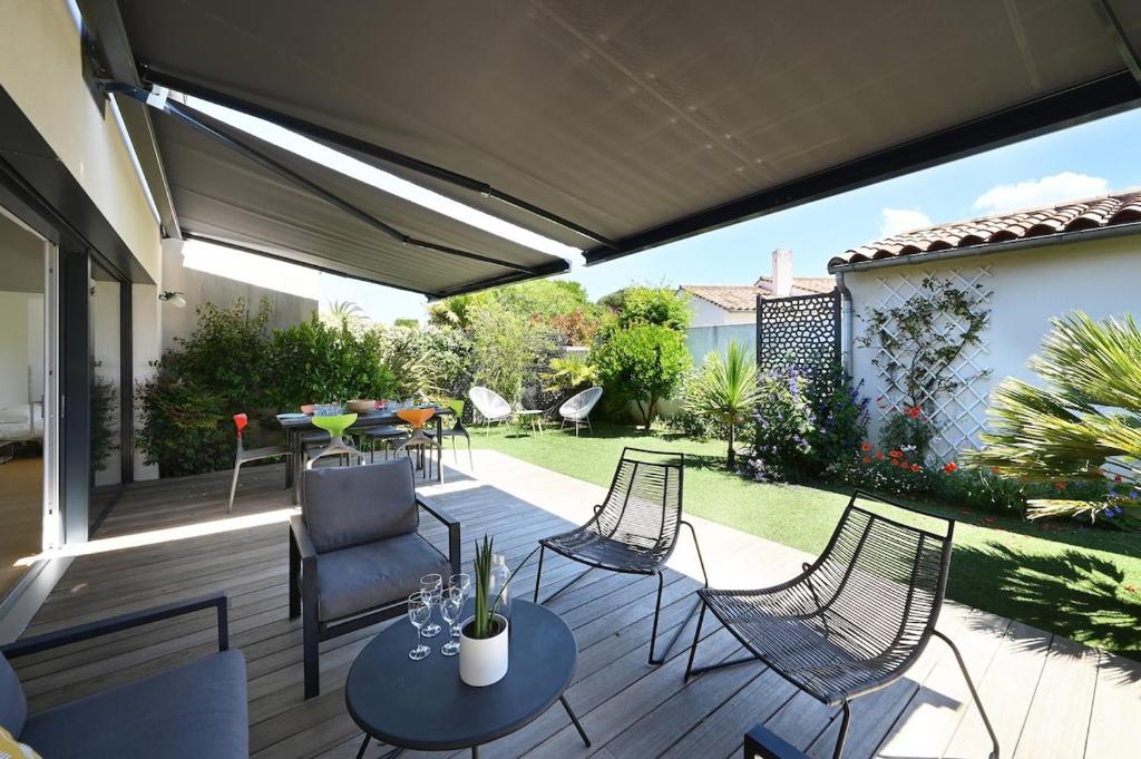 d'une terrasse avec des chaises et une table. dans l'établissement 480 Serenity - Relaxation & Spa, à La Flotte