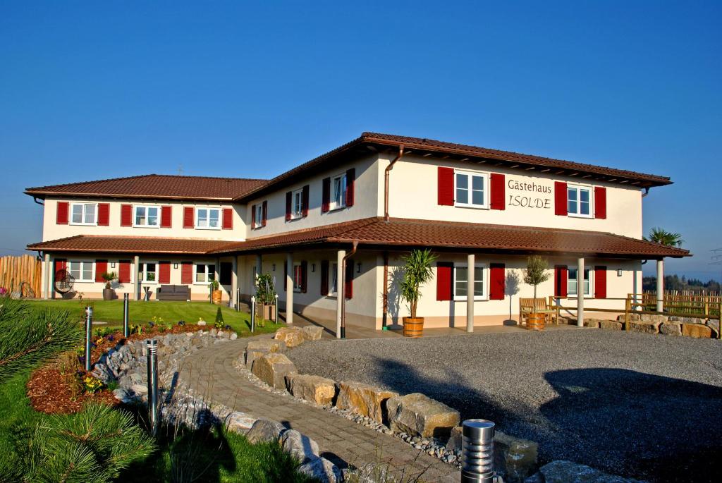ein großes Haus mit einer Einfahrt davor in der Unterkunft Gasthaus Amboss in Ravensburg