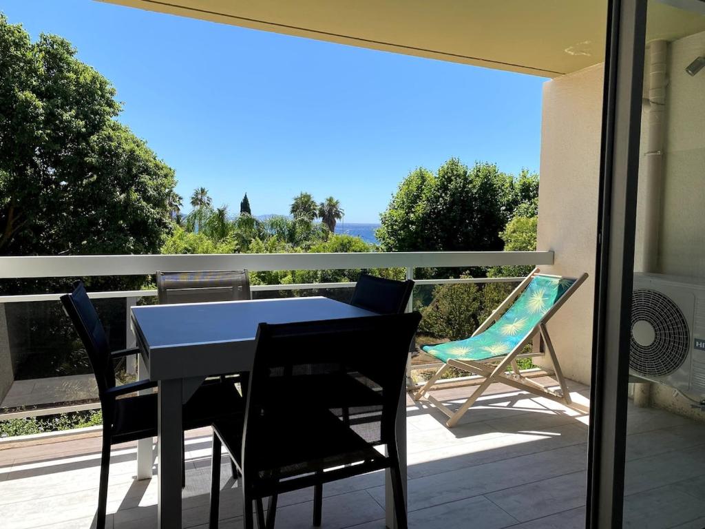une table et des chaises sur un balcon avec vue dans l'établissement T2 Poulen, climatise vue mer , parking inclus NON FUMEUR, à La Ciotat