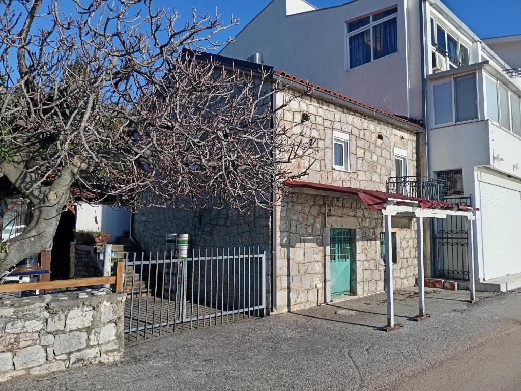 Το κτήριο όπου στεγάζεται  το διαμέρισμα