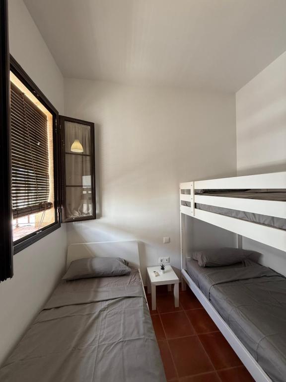 Postel nebo postele na pokoji v ubytování Habitación Triple con baño compartido SEVILLA DELUXE LOS ROSALES