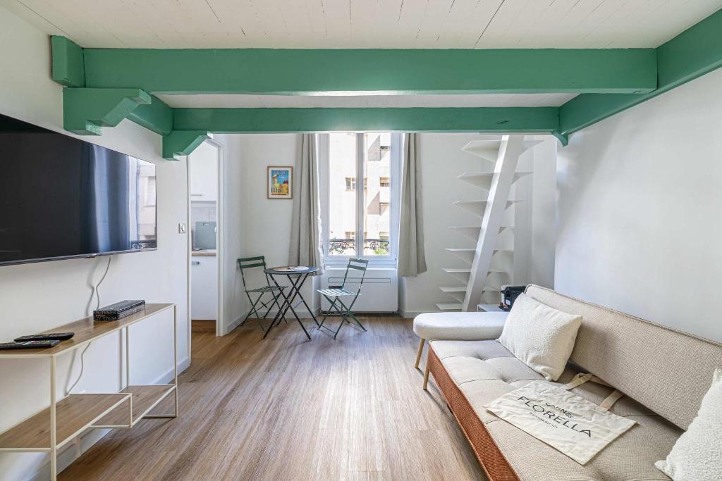 - un salon avec un canapé et un plafond vert dans l'établissement LE PETIT PALAIS avec mezzanine de charme au cœur de Cannes, à Cannes