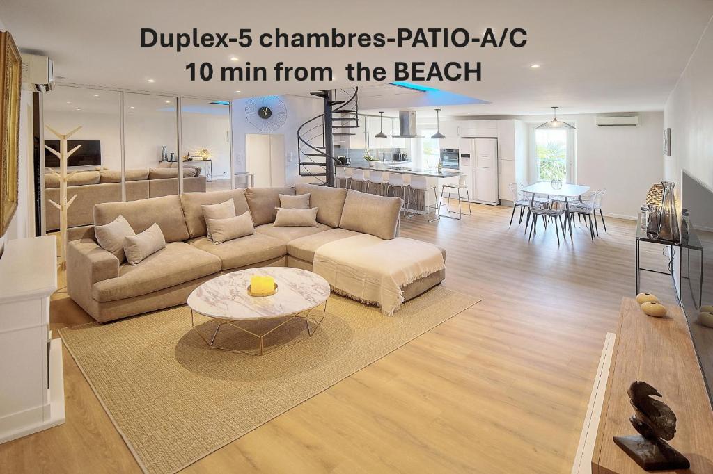 un salon avec un canapé et une table dans l'établissement ELEGANT DUPLEX 5 CHAMBRES PLAGES du MIDI A5B03, à Cannes