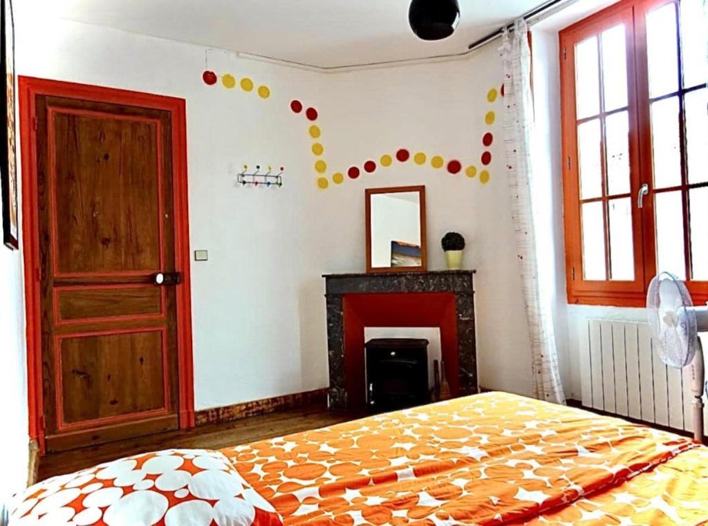 - une chambre avec un lit, une cheminée et une porte dans l'établissement h2oholidays, à Capbreton