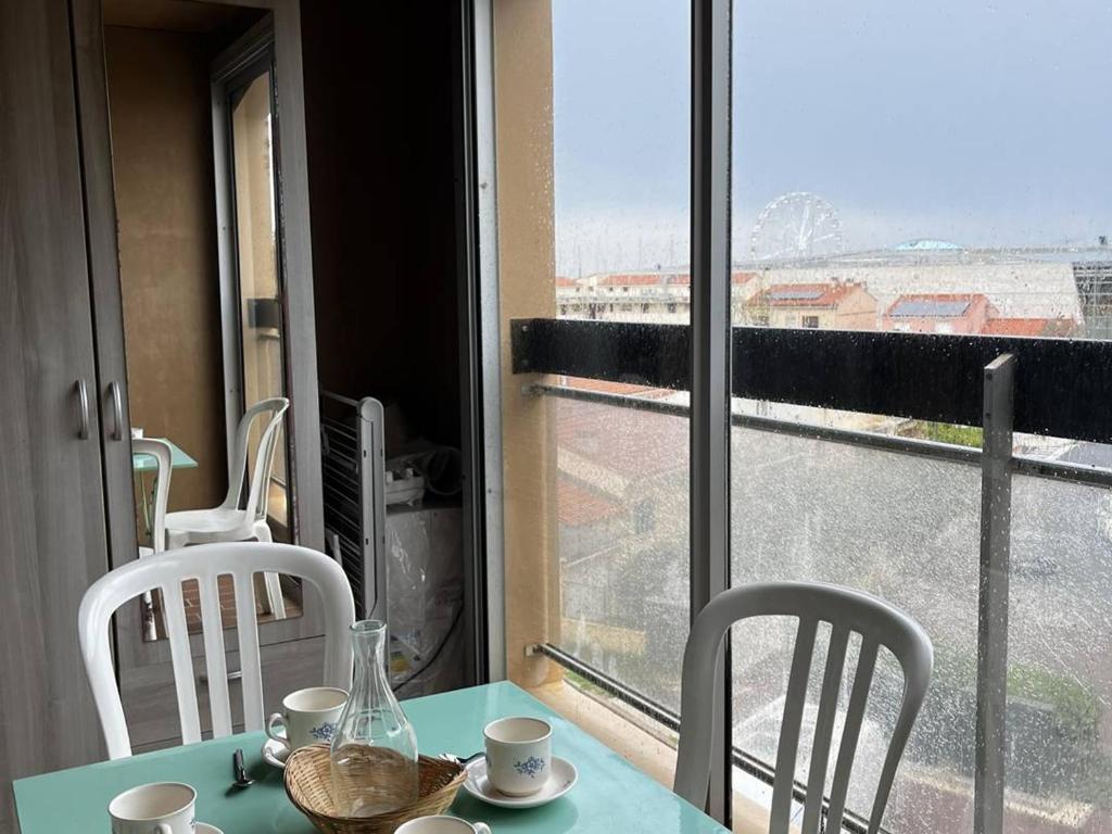 d'une table et de chaises avec vue sur un balcon. dans l'établissement Studio 4 pers. au Port avec Parking - Canet-Plage - FR-1-750-71, à Canet